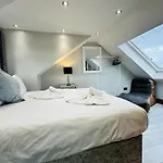 Spacious 6 Bed Residence In Wembly, London