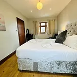 Spacious 6 Bed Residence In Wembly, London