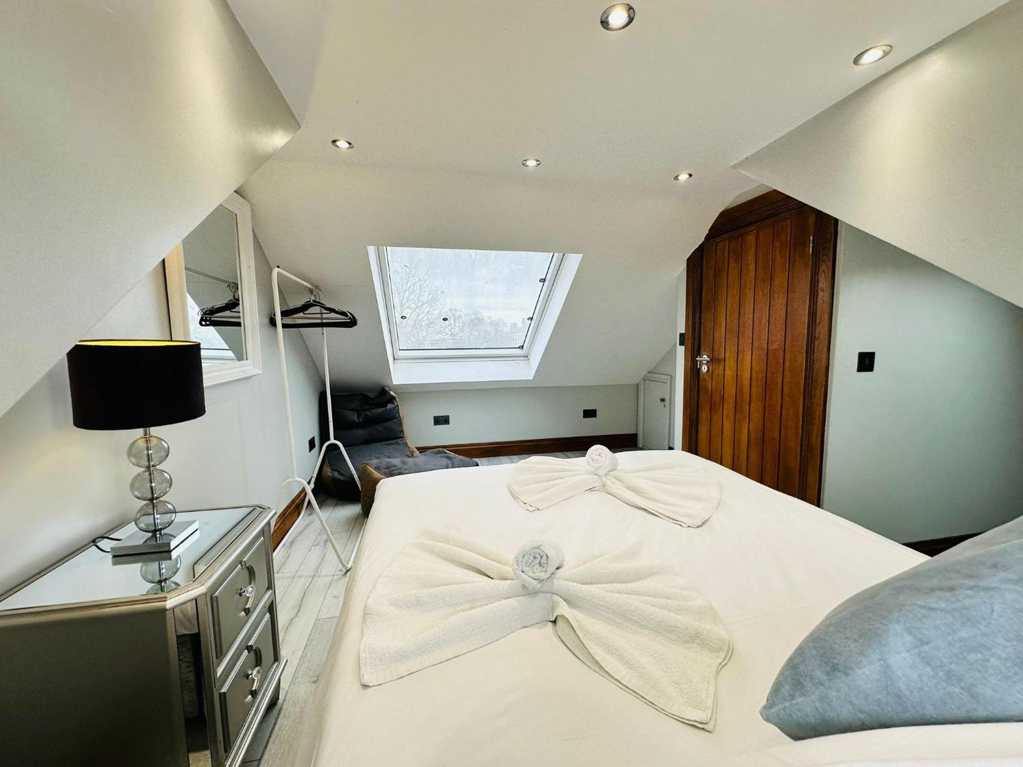 Spacious 6 Bed In Wembly, Appartamento *