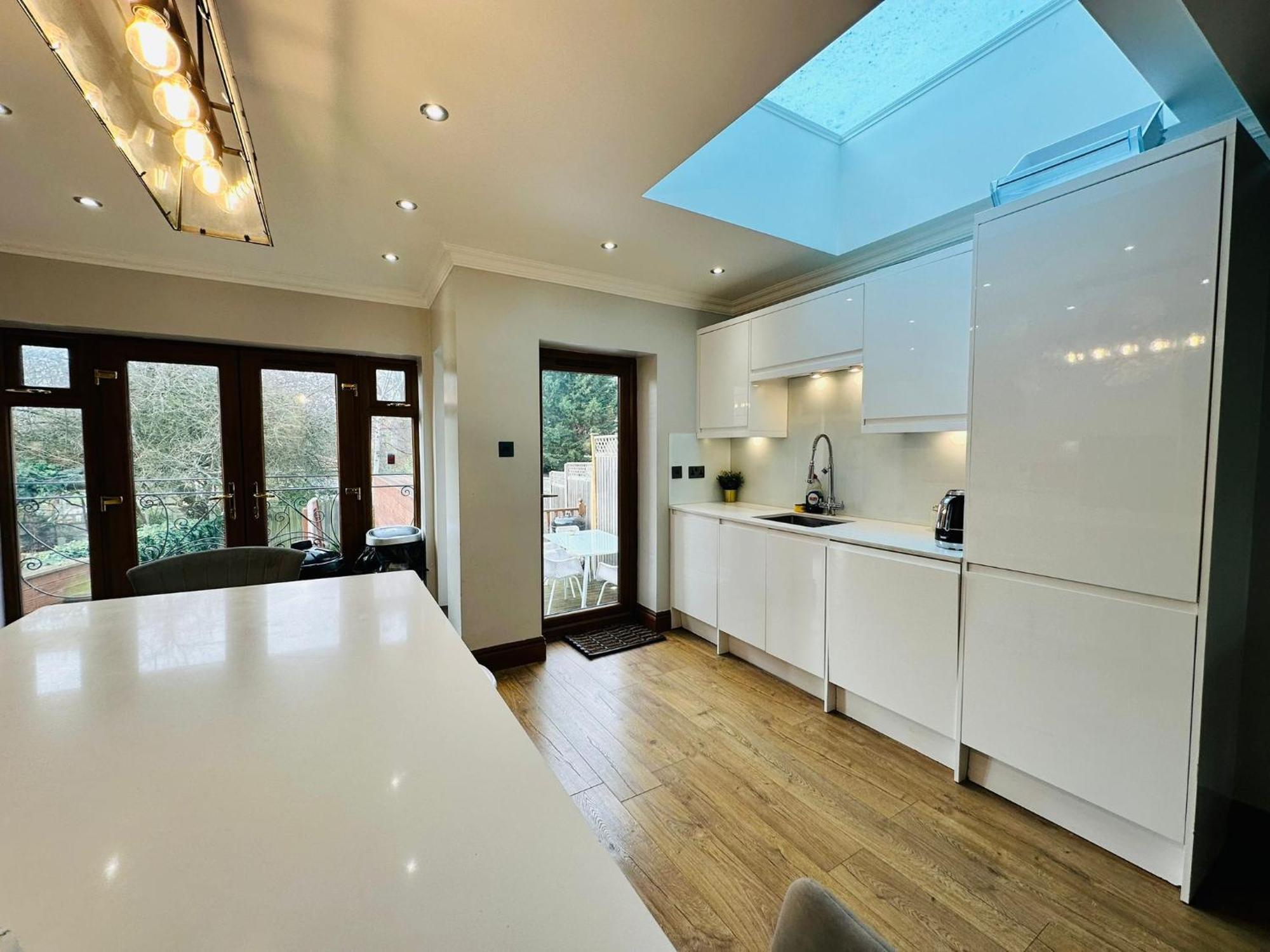 Spacious 6 Bed In Wembly, Londra