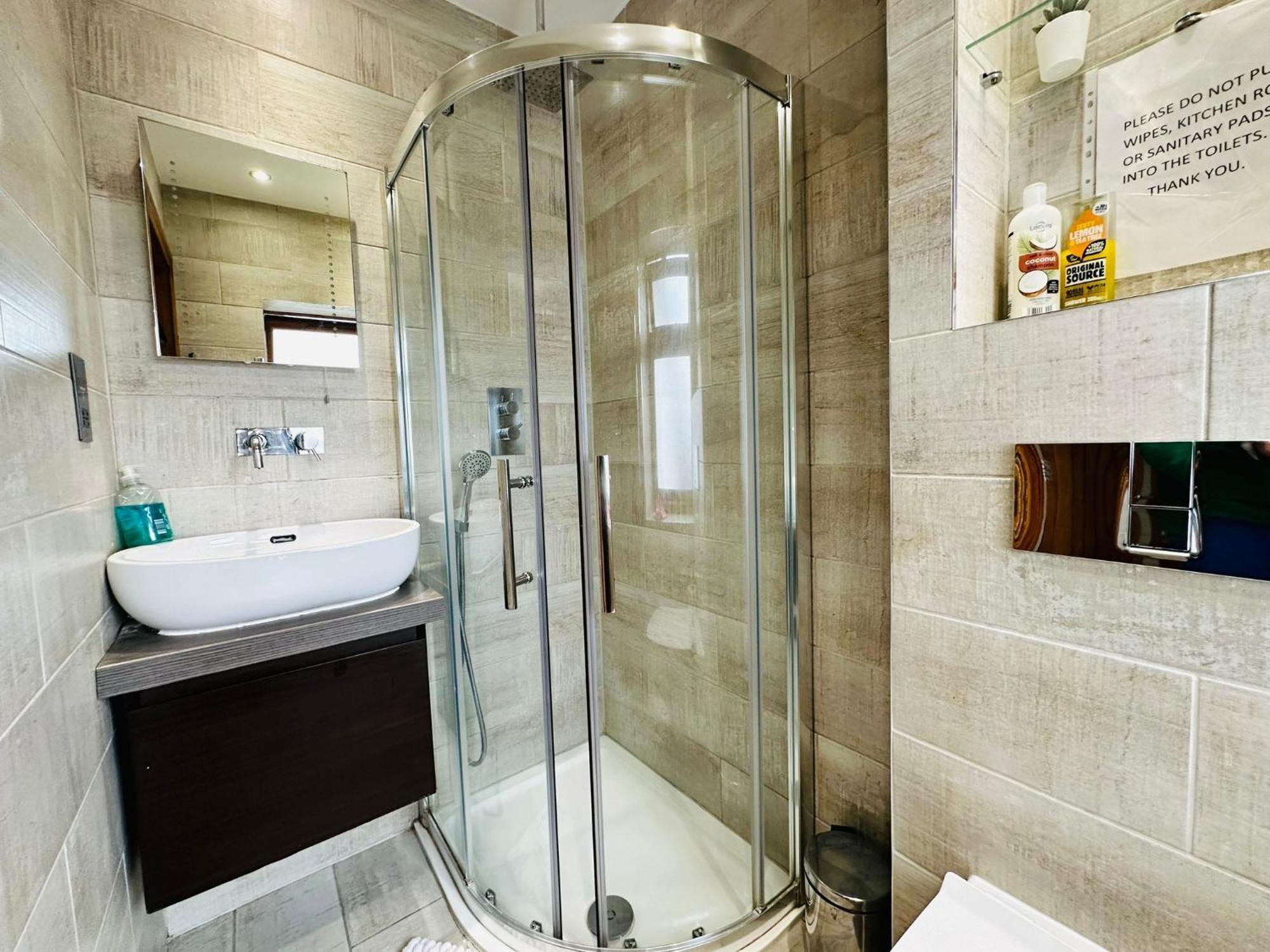Spacious 6 Bed In Wembly, Appartamento