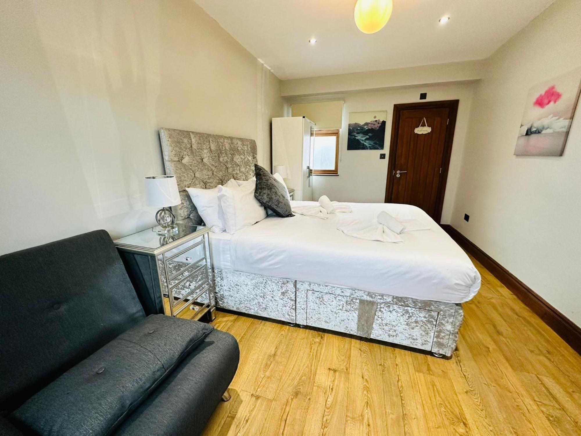 Spacious 6 Bed In Wembly, *