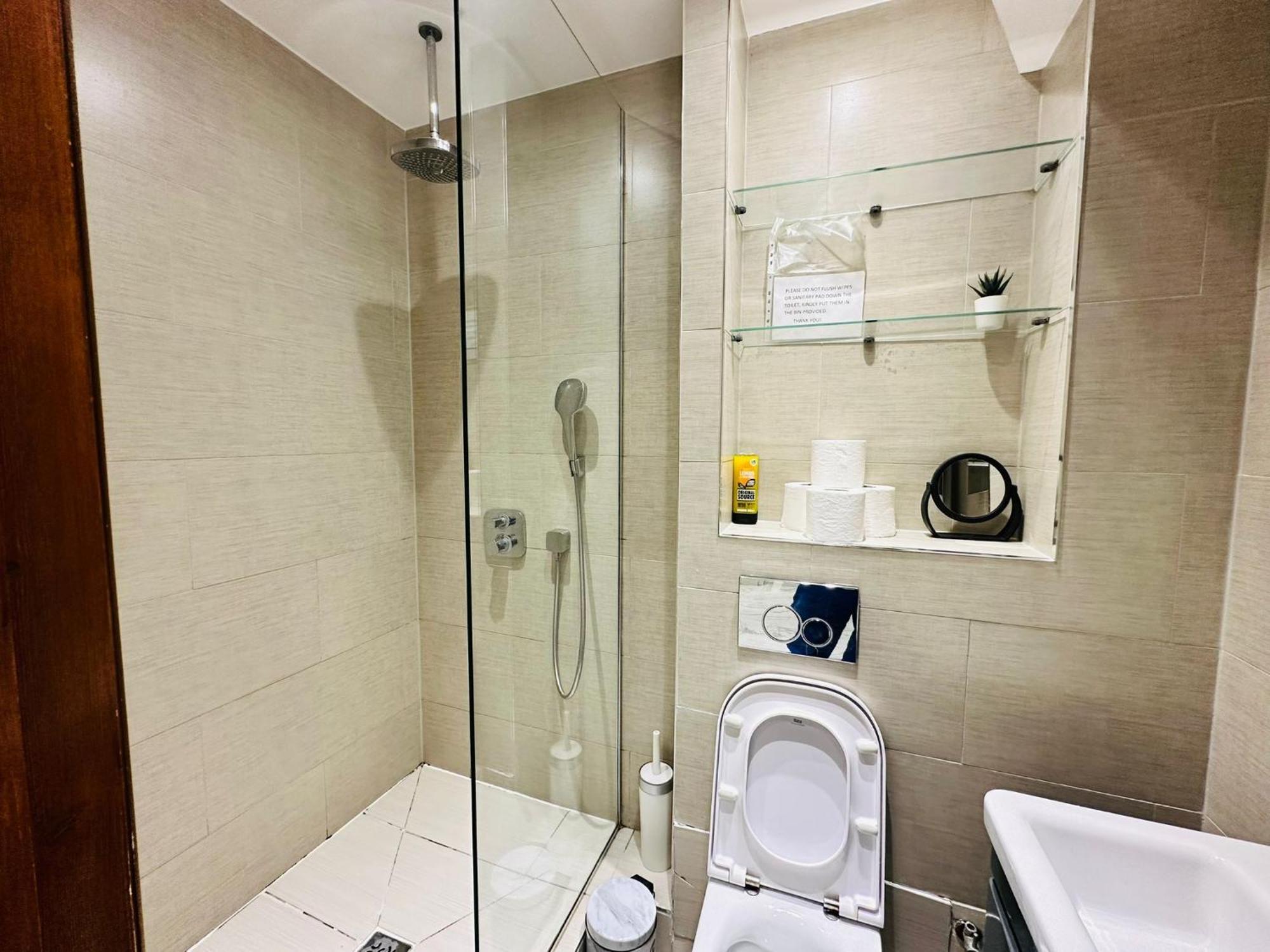 Spacious 6 Bed In Wembly, Londra